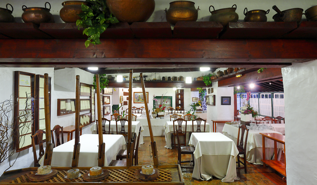 Restaurant à Tenerife avec tables et décoration rustique.