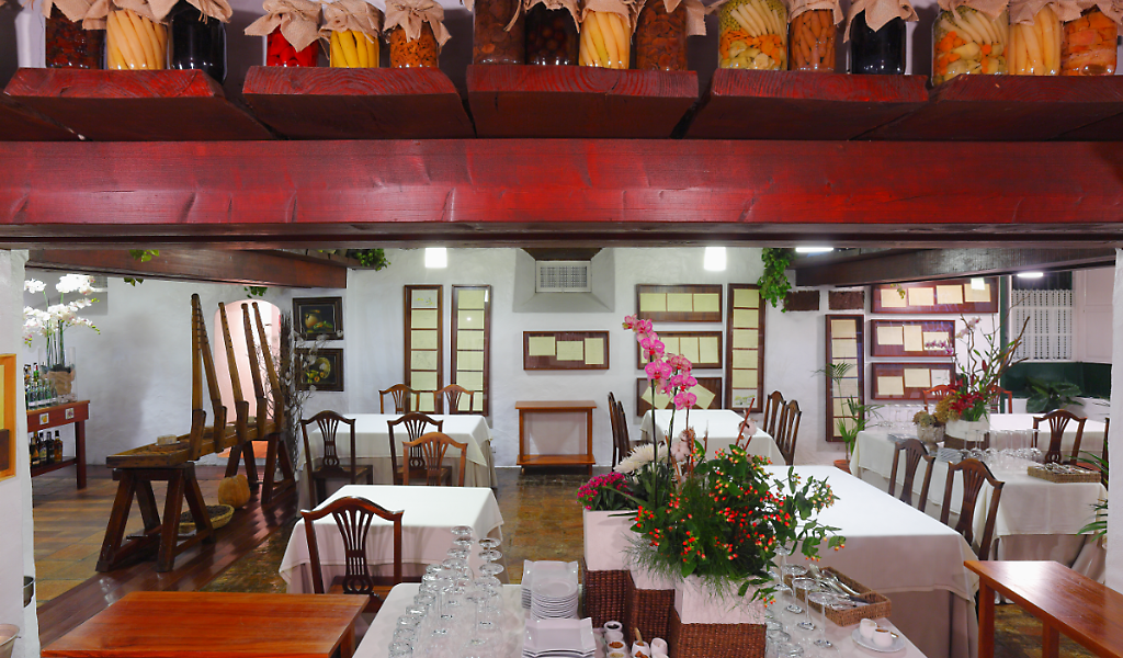 Restaurant à Tenerife avec des tables disposées et des décorations florales.