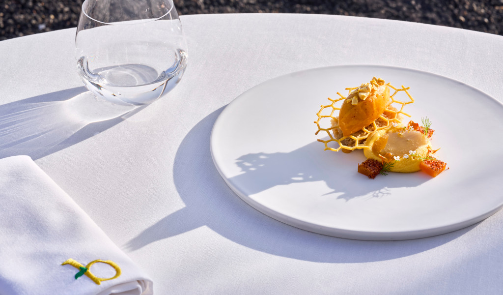 Plat de haute cuisine avec dessert moderne dans un restaurant à Tenerife.