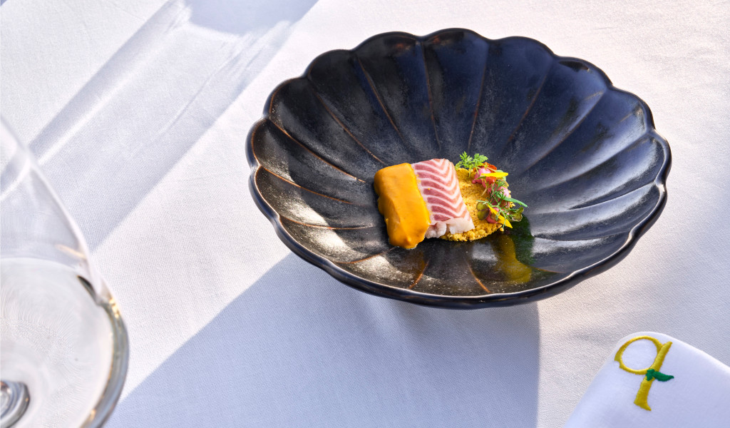 Plat de poisson avec garniture dans un restaurant à Tenerife.