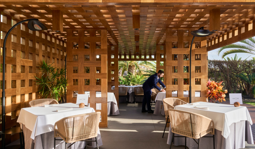 Le serveur met la table sur la terrasse du restaurant San-Hô, à Tenerife.