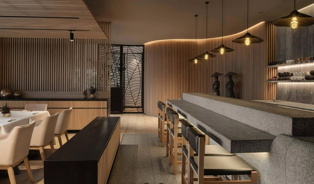 Restaurant moderne au design en bois et aux sièges en rangée à Tenerife.