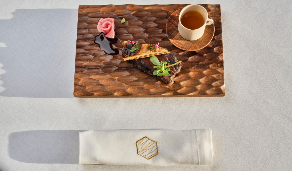 Plat de viande avec garniture et coupe de boisson sur la table à Tenerife.