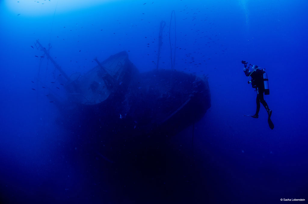 Plongeur enquêtant sur une épave submergée au large de Tenerife.