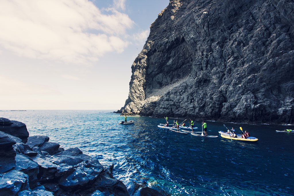 Des gens font du paddle près d’une falaise à Tenerife.