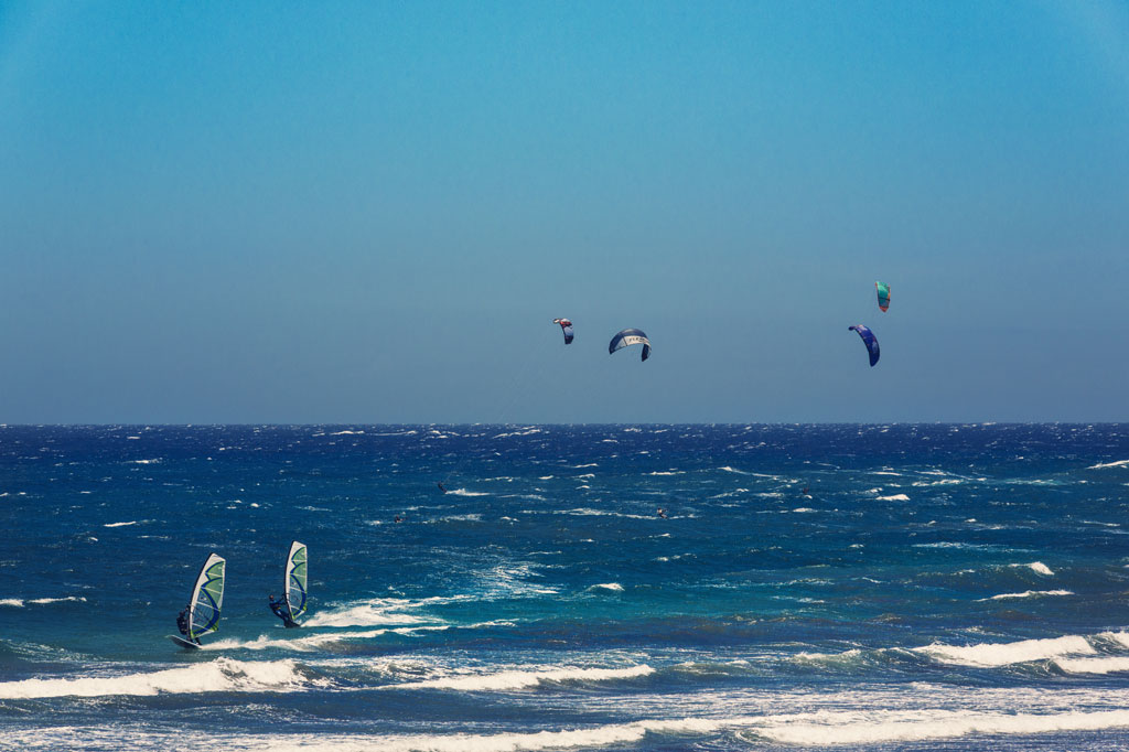 Les gens font du kitesurf et de la planche à voile à El Médano, Tenerife.