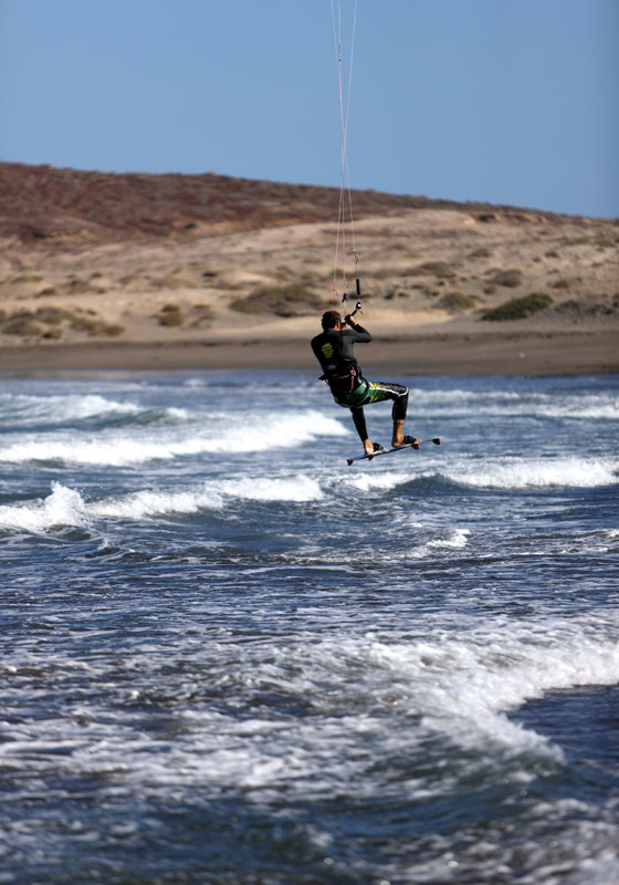 Personne faisant du kitesurf sur la plage d’El Médano, Tenerife.