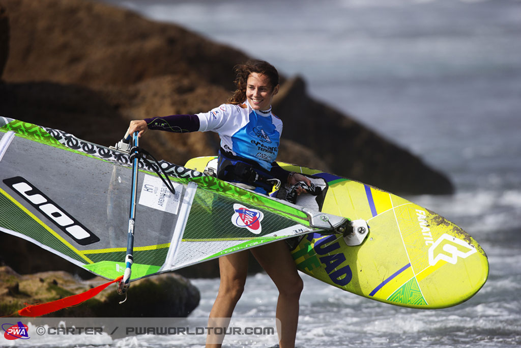 Personne équipée d’un équipement de planche à voile sur la plage de Tenerife.