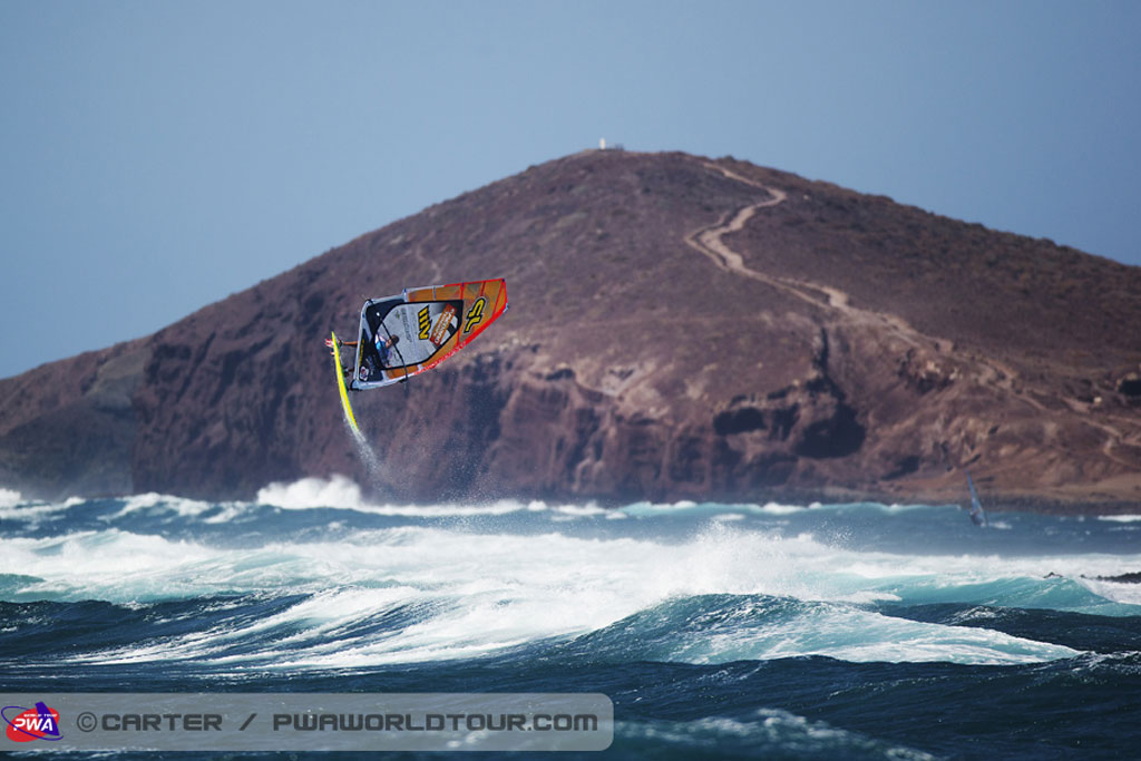Windsurfiste dans les airs sur les vagues d’El Médano à Tenerife.