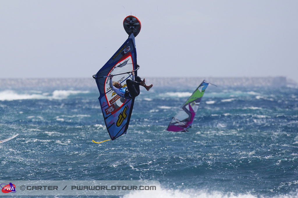 Personne faisant de la planche à voile dans les vagues d’El Médano, Tenerife.