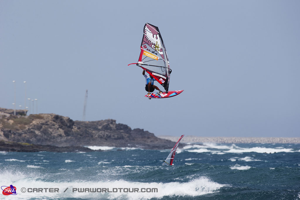 Personne faisant de la planche à voile sur la côte de Tenerife avec un vent fort.