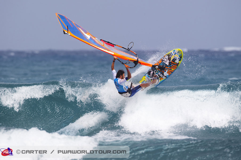 Personne faisant de la planche à voile sur une vague à El Médano, Tenerife.