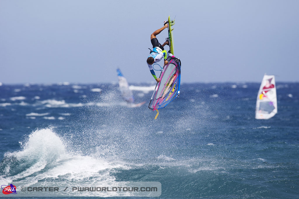 Personne faisant de la planche à voile à El Médano, Tenerife, avec des voiles de mer et d’autres voiles en arrière-plan.