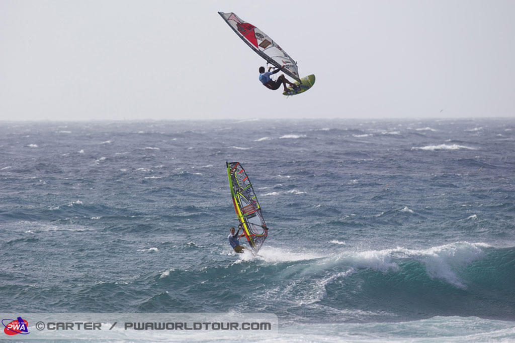Un planchiste à voile effectuant des acrobaties sur les vagues à El Médano, Tenerife.
