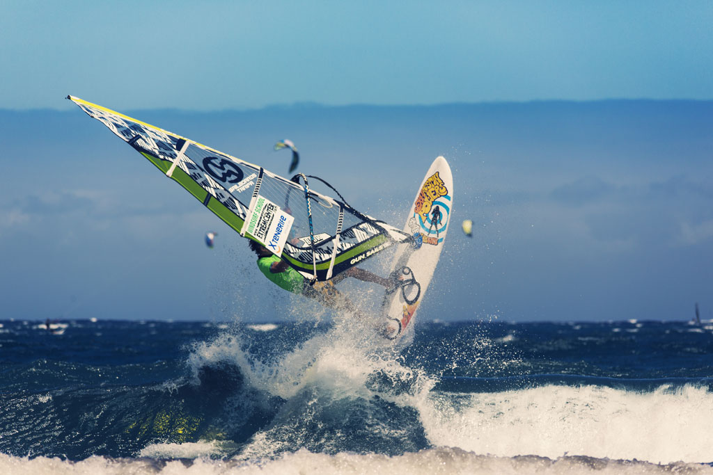 Windsurfiste en action sur une vague à El Médano, Tenerife.