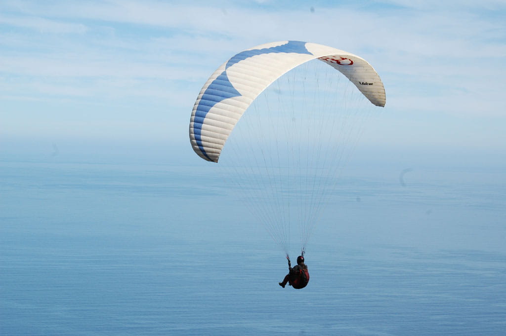 Personne faisant du parapente au-dessus de l’océan à Tenerife.