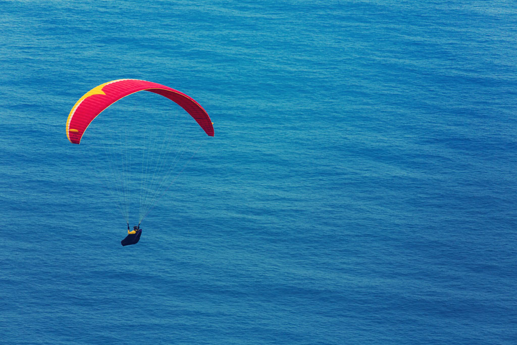 Parapente en survolant l’océan à Tenerife.