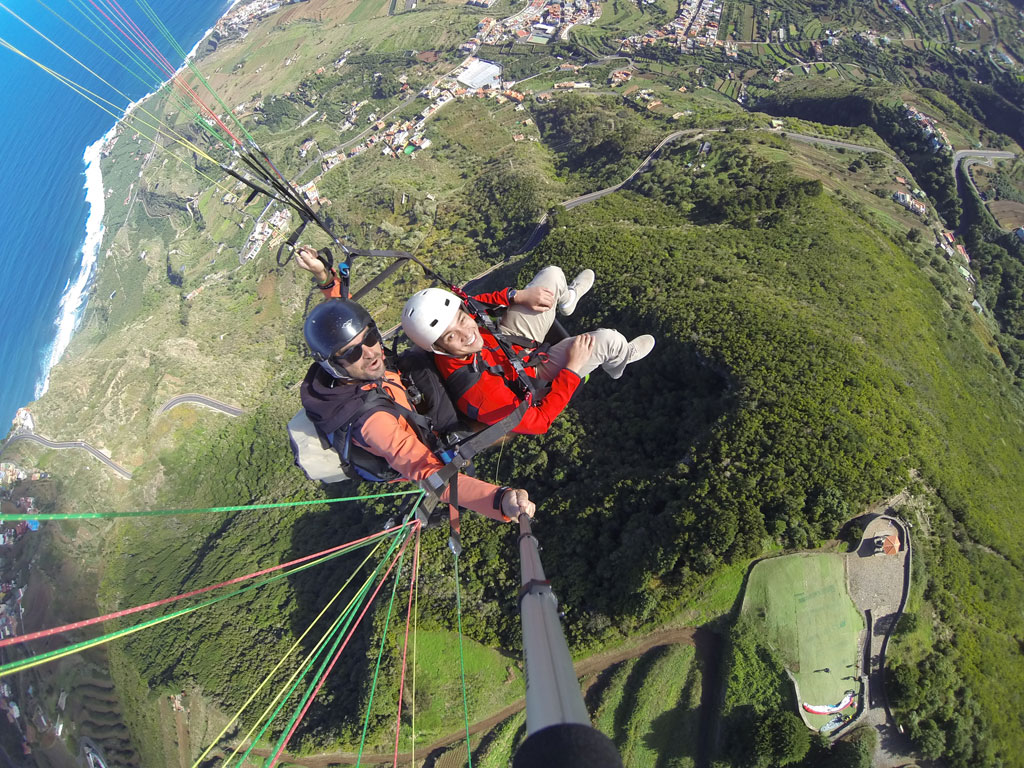 Parapente au-dessus de la côte et des montagnes de Tenerife, vue d’en haut.