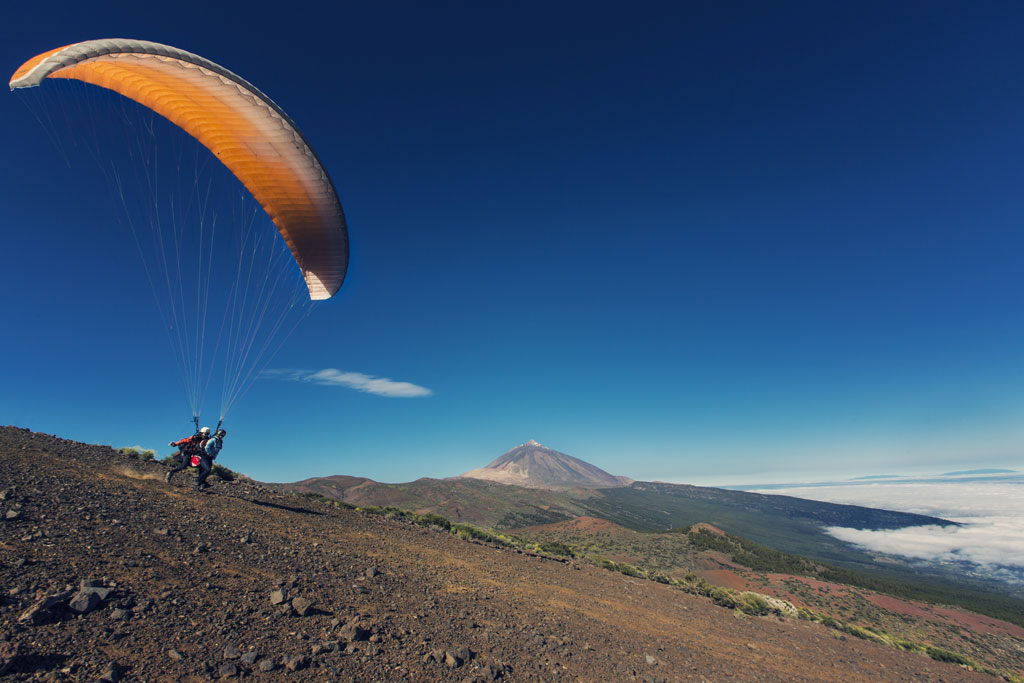 Parapente décollant d’une colline près du mont Teide à Tenerife.