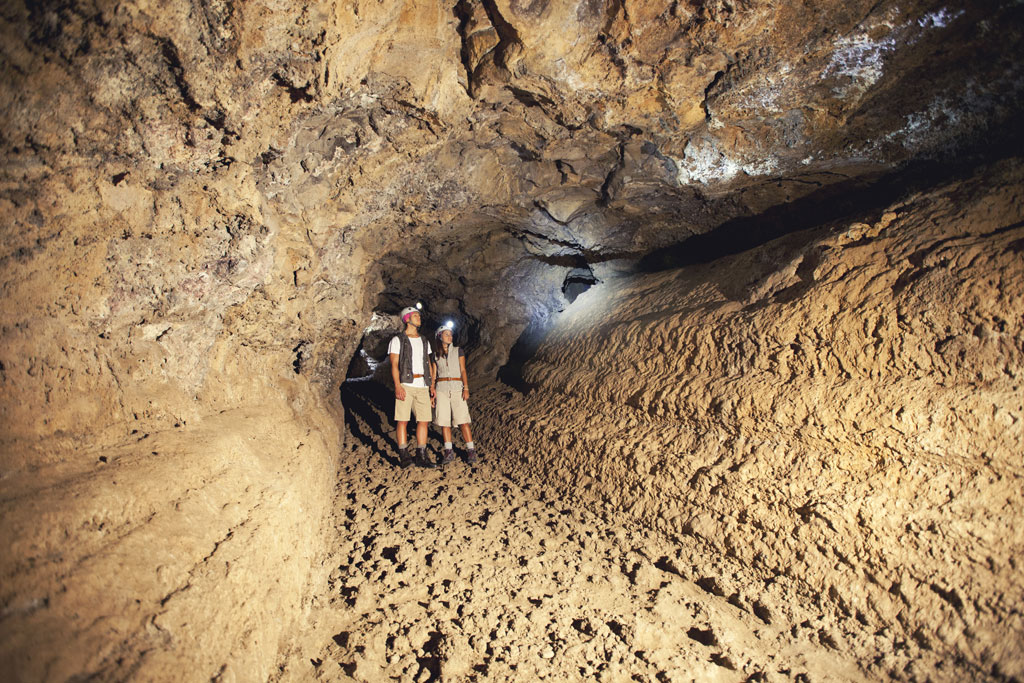 Des explorateurs dans une grotte volcanique à Tenerife.