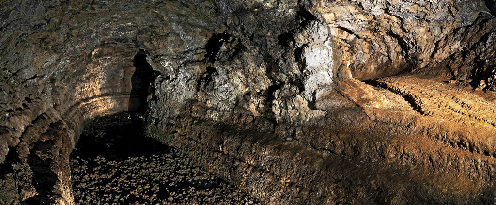 Grotte de lave à Icod de los Vinos, Tenerife, avec des formations rocheuses illuminées.