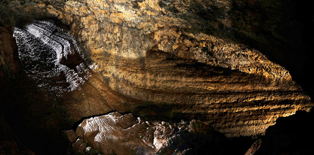 Intérieur de la Cueva del Viento à Tenerife, montrant des formations rocheuses illuminées.