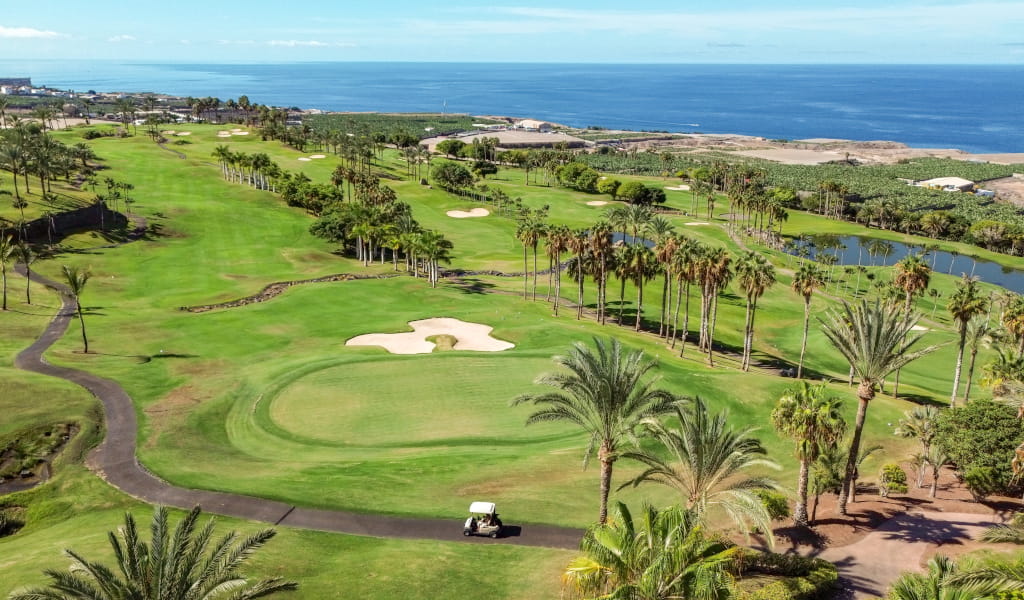 Parcours de golf avec des palmiers au bord de la mer à Costa Adeje, Tenerife.