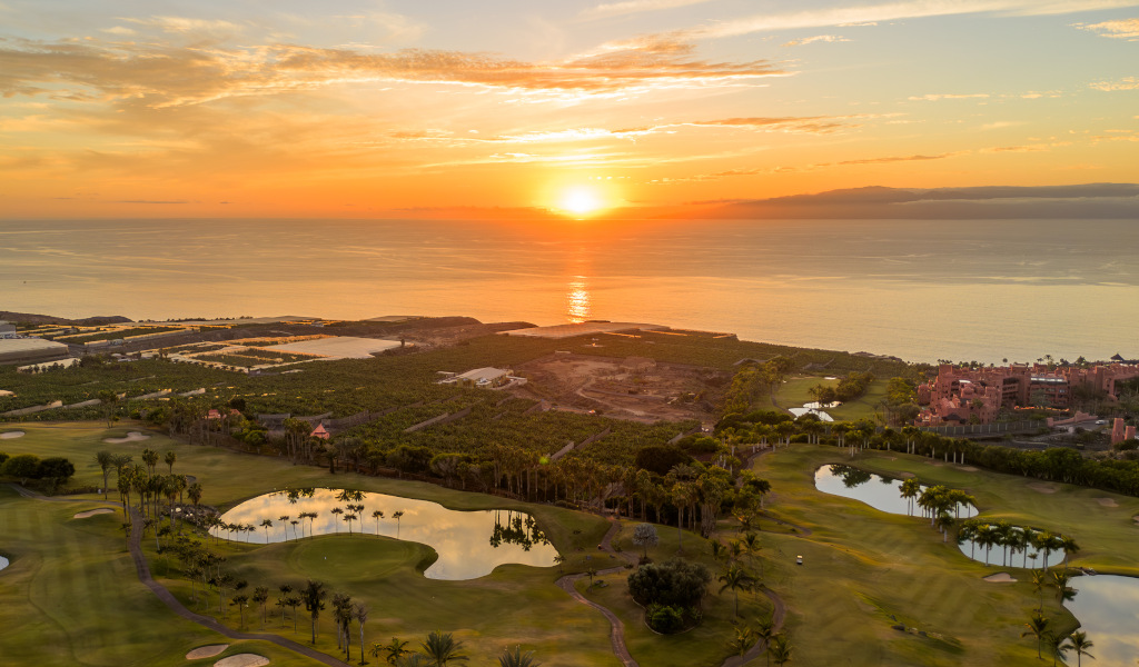 Parcours de golf et côte au coucher du soleil à Tenerife.