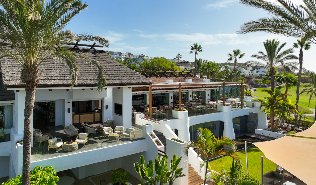Terrasse de restaurant entourée de palmiers à Tenerife.