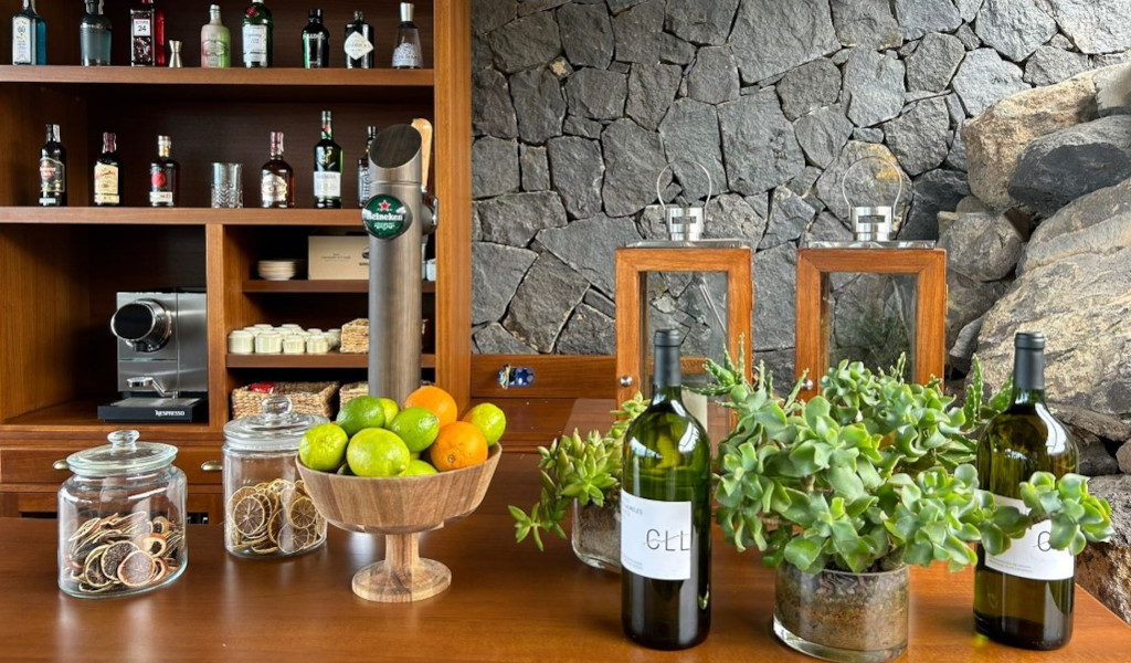 Bar en pierre avec boissons, café Nespresso, fruits et plantes sur place à Tenerife.
