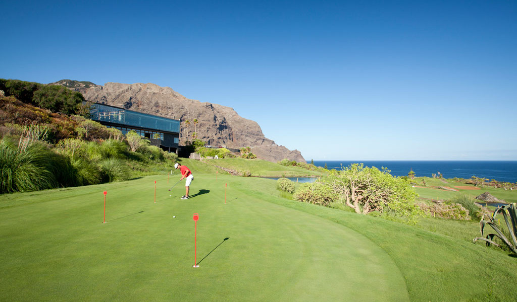 Joueur de golf sur le parcours en falaise de Los Gigantes, Tenerife.