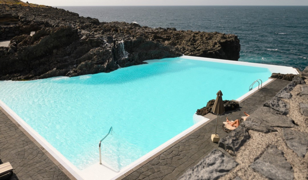 Piscine naturelle entourée de rochers et vue sur la mer à Tenerife.
