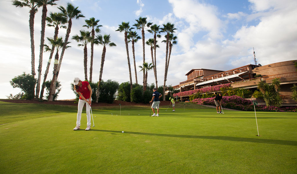 Des golfeurs sur un parcours entouré de palmiers à Tenerife.