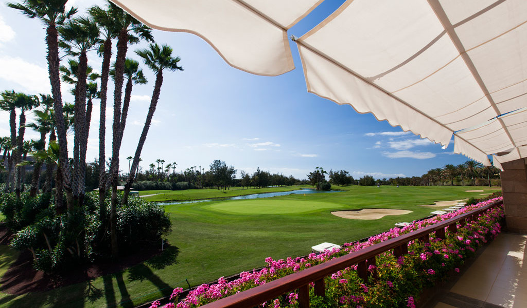 Parcours de golf avec des palmiers et pelouses bien entretenues à Tenerife.