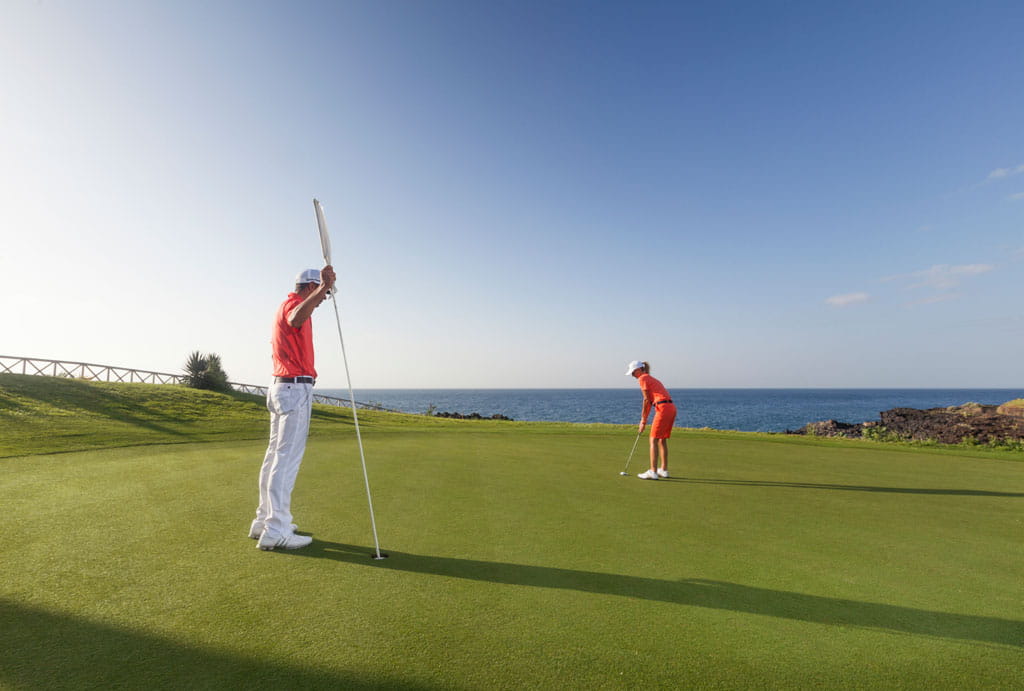 Des gens jouent au golf au bord de la mer à Buenavista, Tenerife.