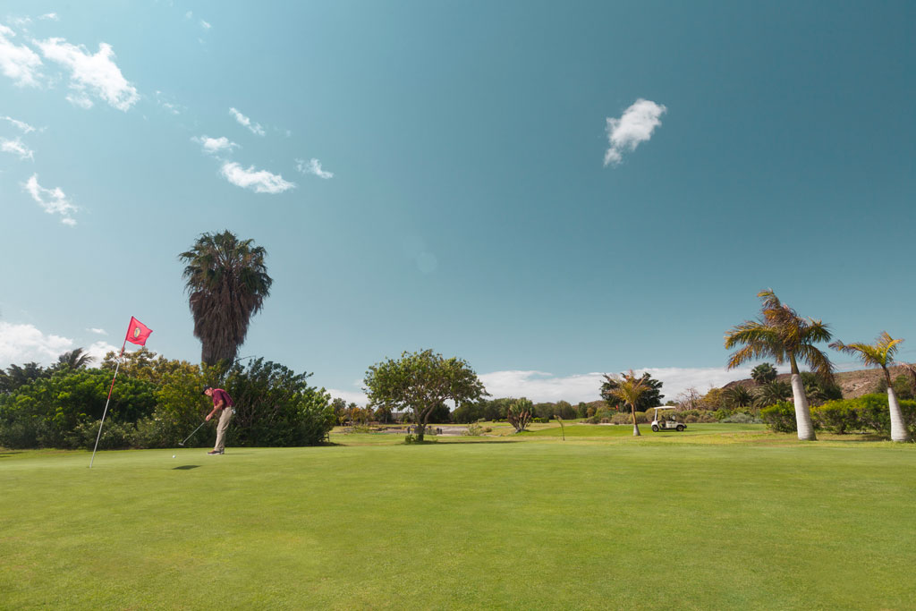 Golfeur au parcours de golf de Buenavista del Norte, Tenerife.