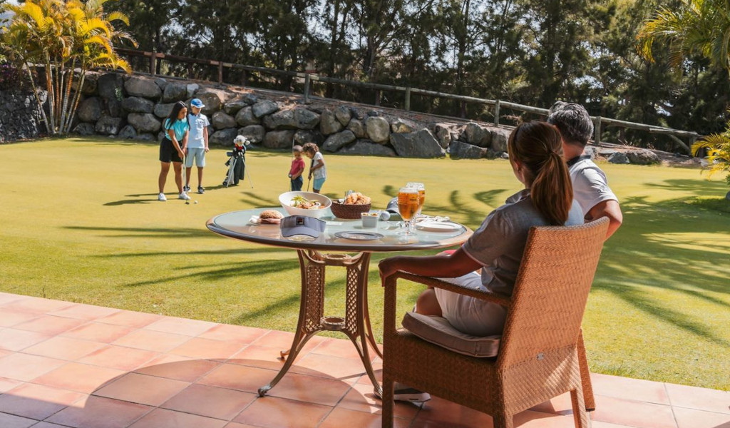 Des gens jouant au golf et mangeant dans un club à Tenerife.
