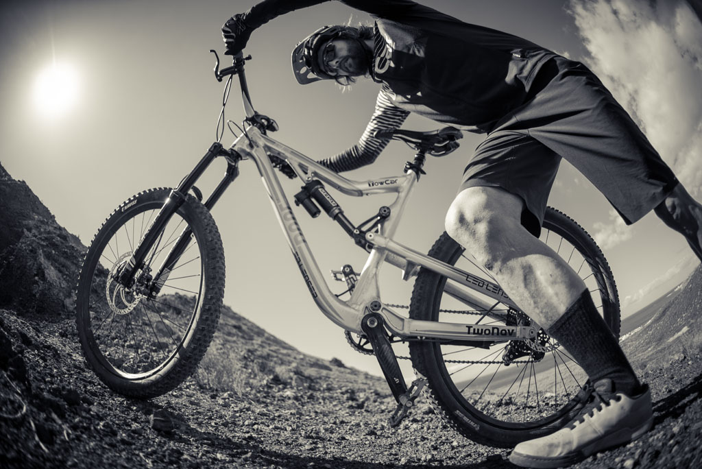Personne faisant du VTT sur un sentier à Tenerife.