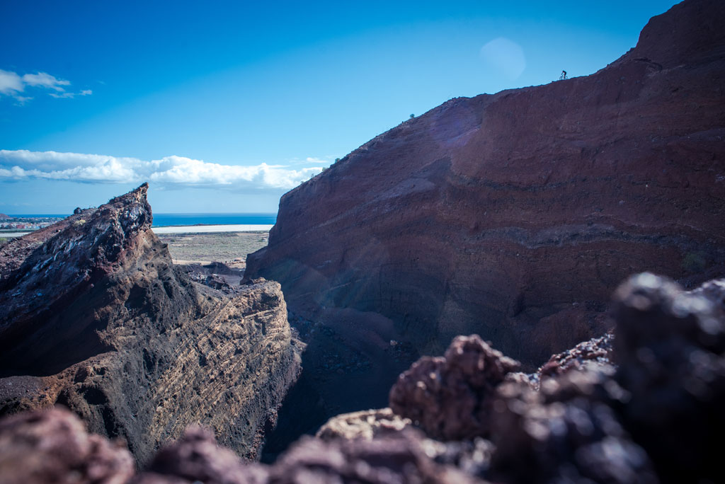Paysage volcanique avec falaises sombres et vue sur la mer à Tenerife.