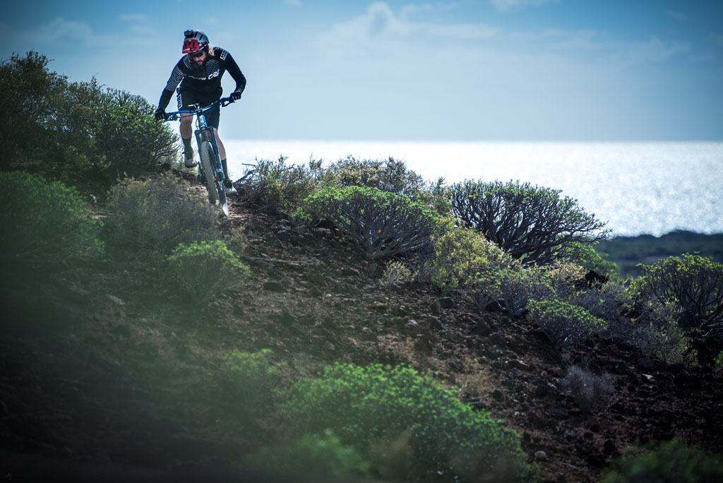 Cycliste sur un sentier près de la côte à Tenerife.