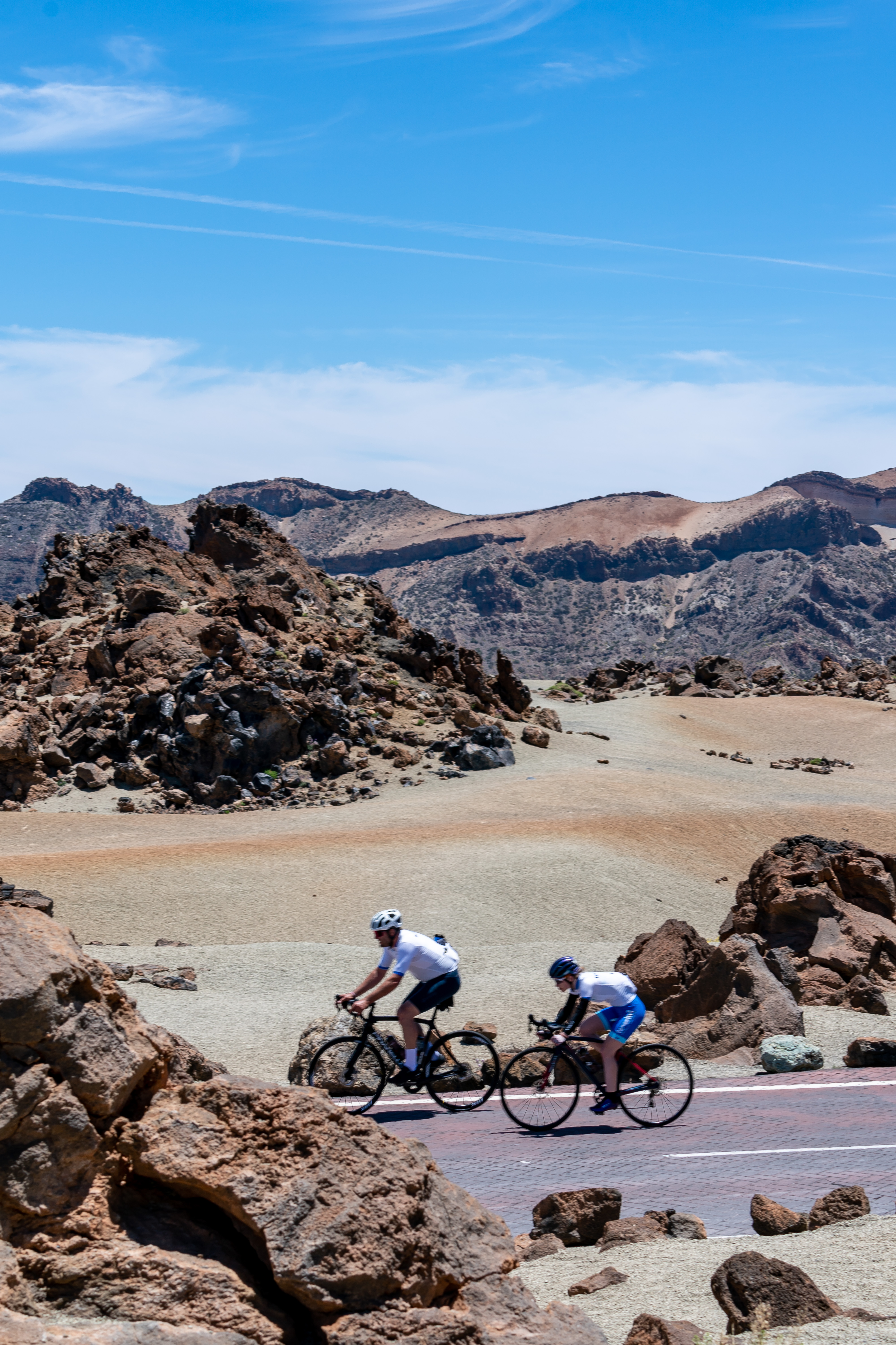 Des cyclistes roulant à travers le paysage volcanique du parc national du Teide, à Tenerife.