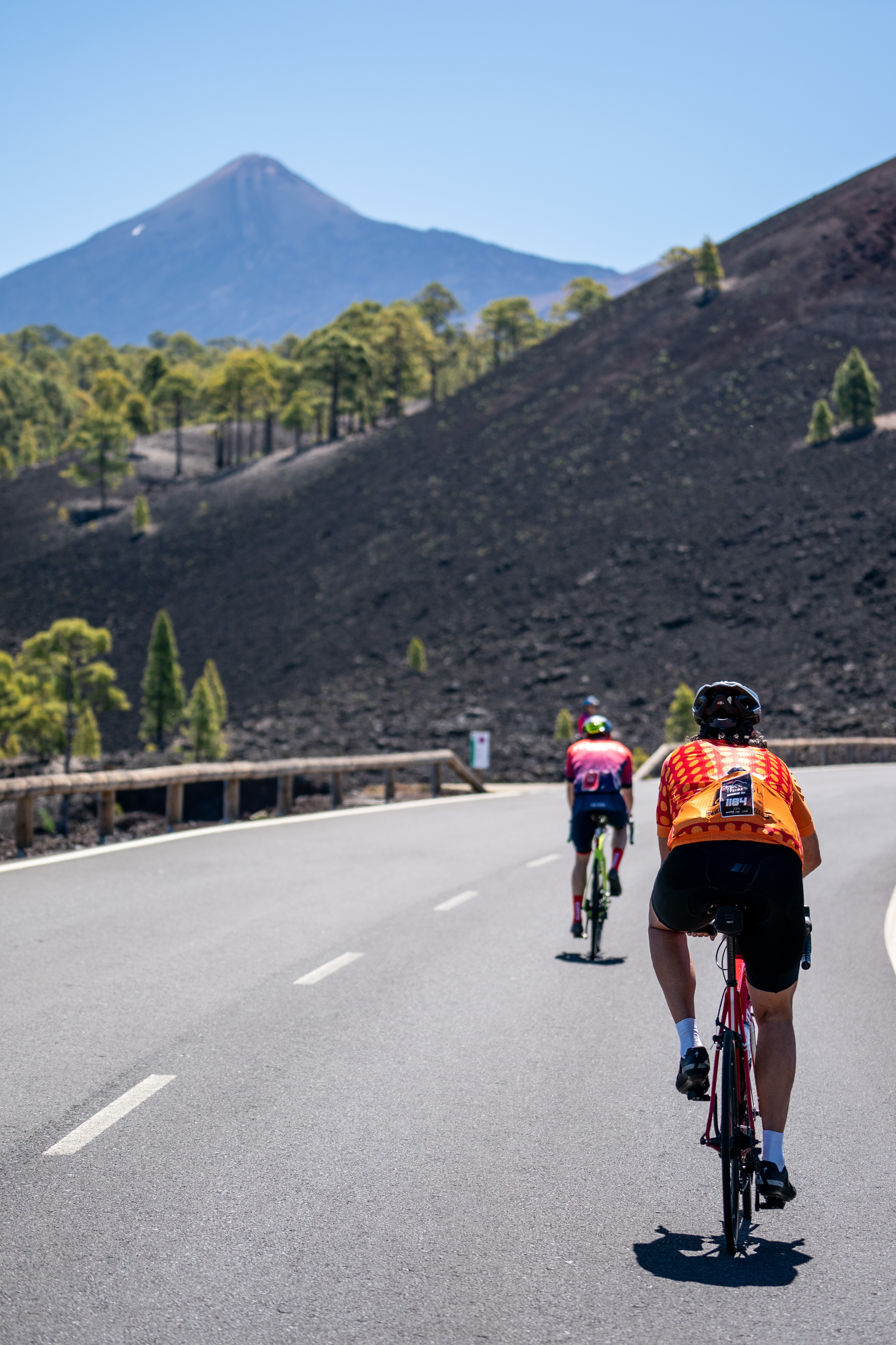 Cyclistes sur une route asphaltée près du mont Teide à Tenerife.