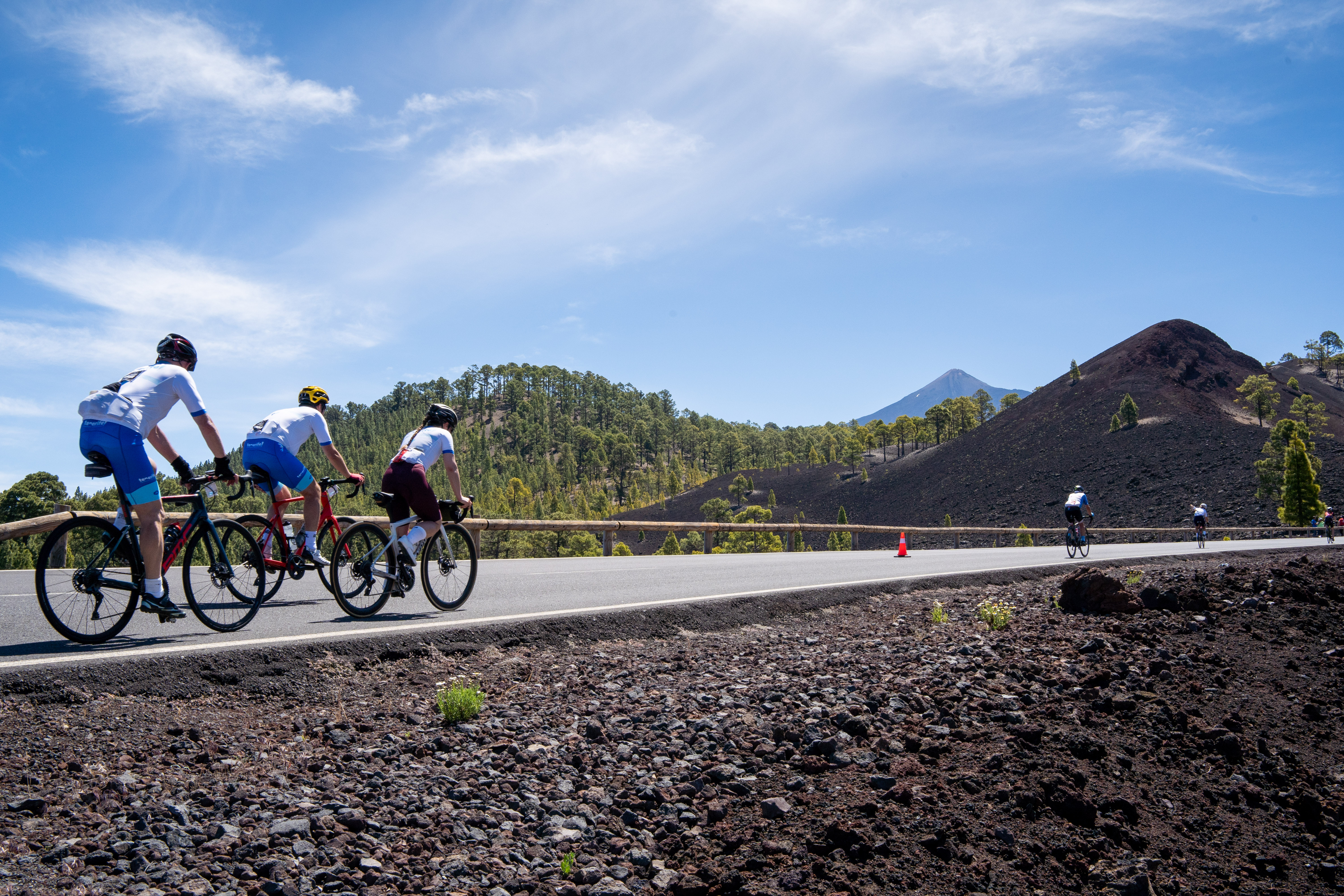 Cyclistes gravissant une route dans le parc national du Teide, Tenerife.