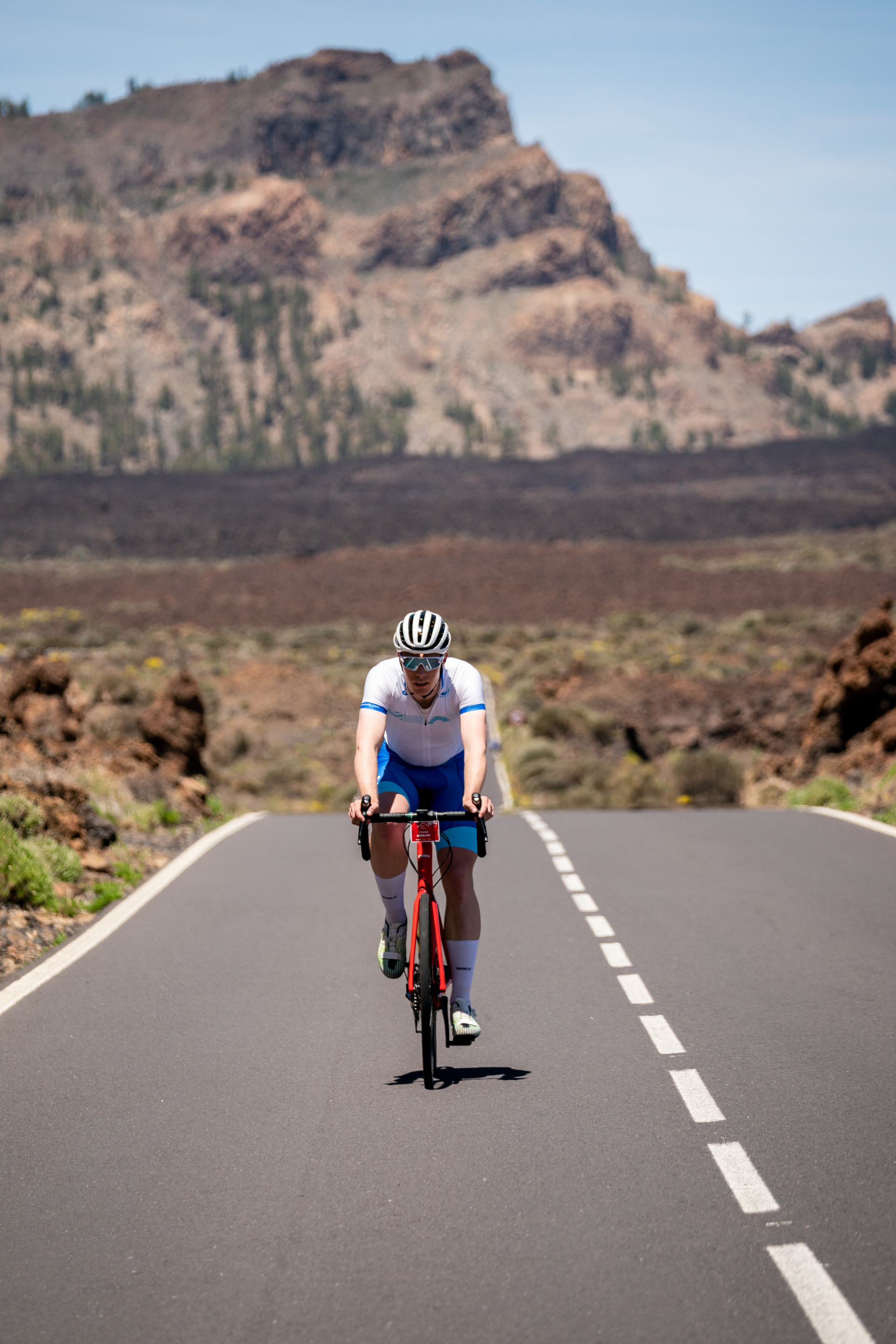 Cycliste sur la route des montagnes de Tenerife.