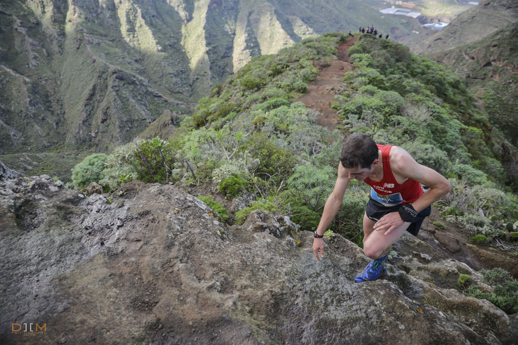 Coureur grimpant une colline sur un sentier de montagne à Anaga, Tenerife.