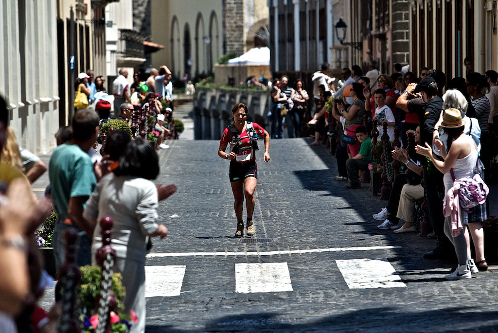 Marathonien de rue à La Laguna, Tenerife, entouré de spectateurs.