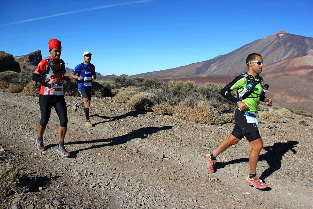 Coureurs participant à une course de montagne dans le parc national de la Teide, Tenerife.
