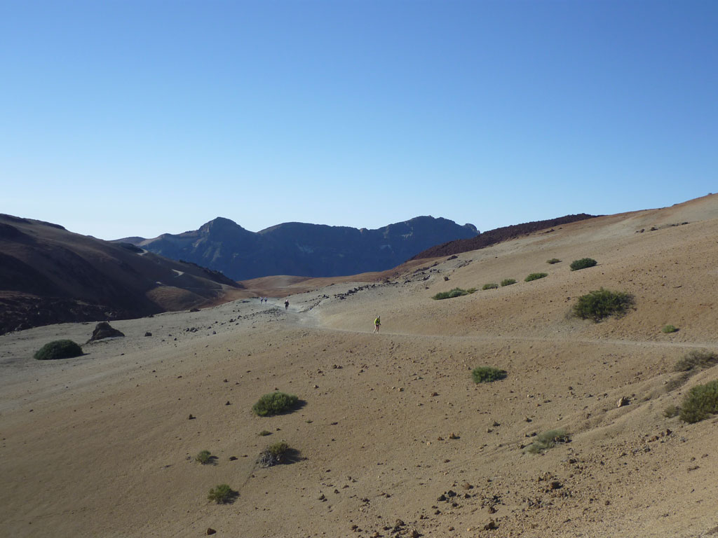 Sentier entre des paysages volcaniques dans le parc national de la Teide, Tenerife.