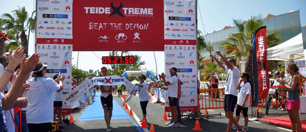 Coureur franchissant la ligne d’arrivée dans le triathlon Teide Xtreme Tenerife.
