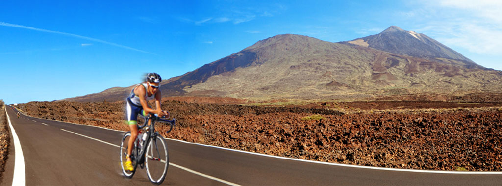 Cycliste sur route à côté du mont Teide à Tenerife.